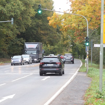 Autos stehen an einer Kreuzung.