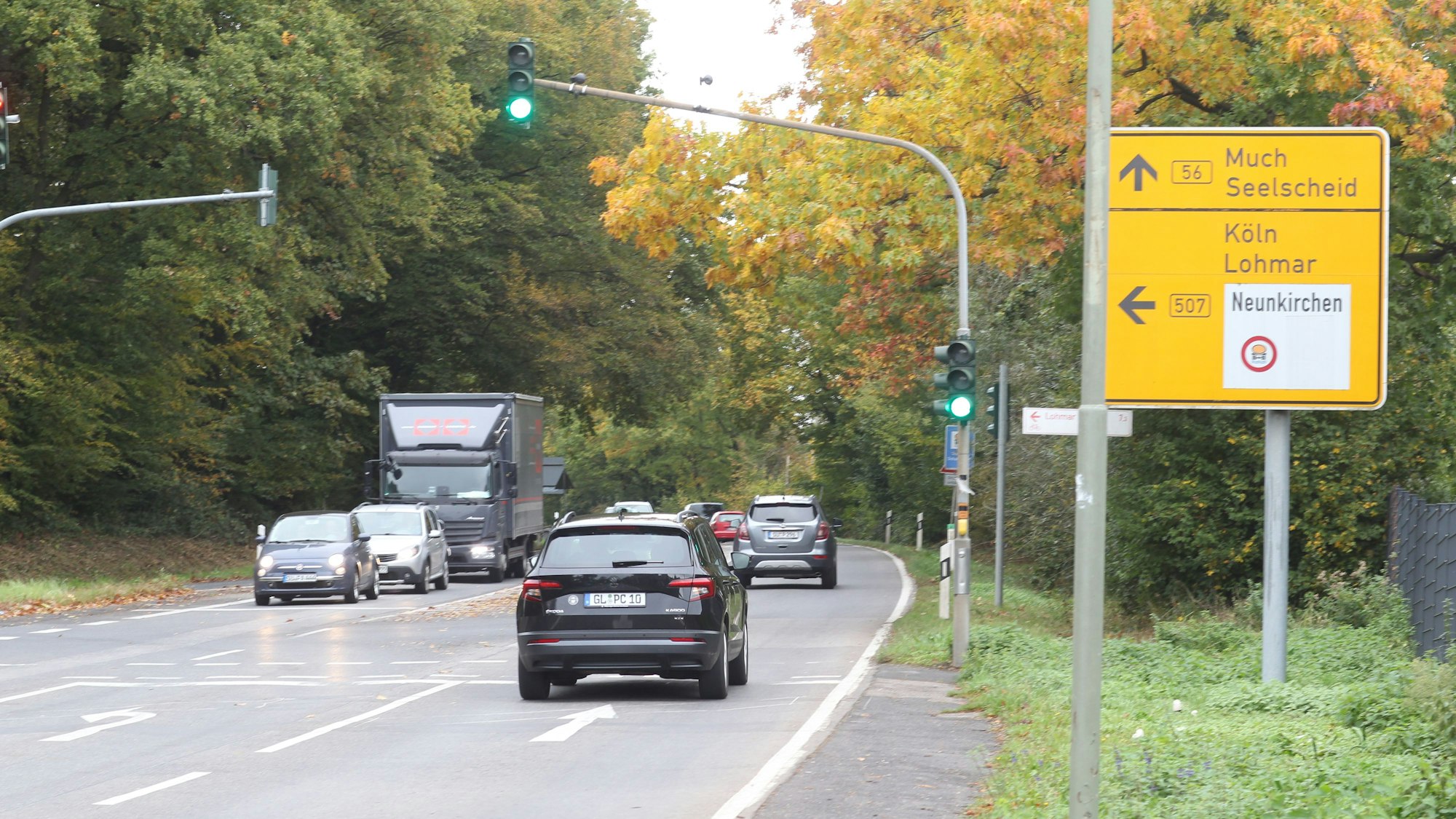 Autos stehen an einer Kreuzung.