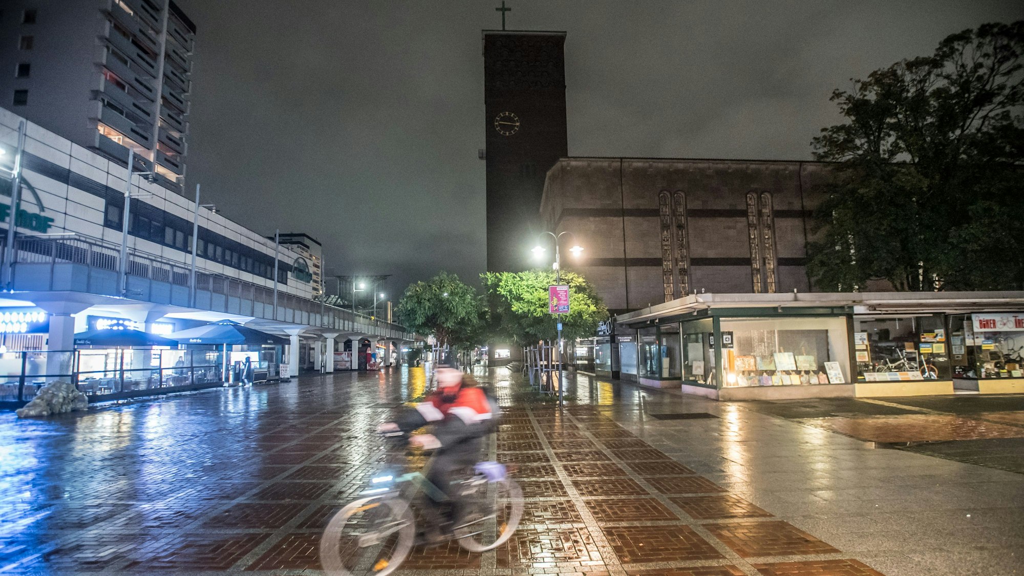 Herz Jesu, links der ehemalige Kaufhof, rechts die Pavillons, die abgebrochen werden könnten.