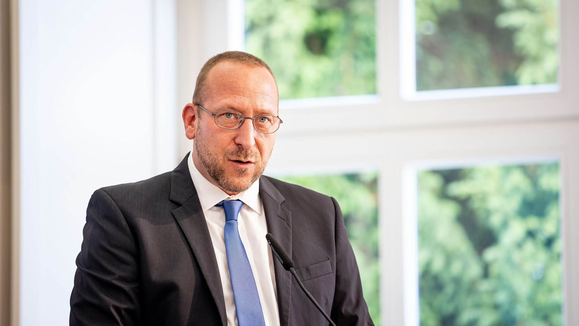 Jens Windel, Gründer der Betroffeneninitiative im Bistum Hildesheim und Mitglied im Betroffenenbeirat der Deutschen Bischofskonferenz, spricht auf einer Pressekonferenz. (Archivbild)