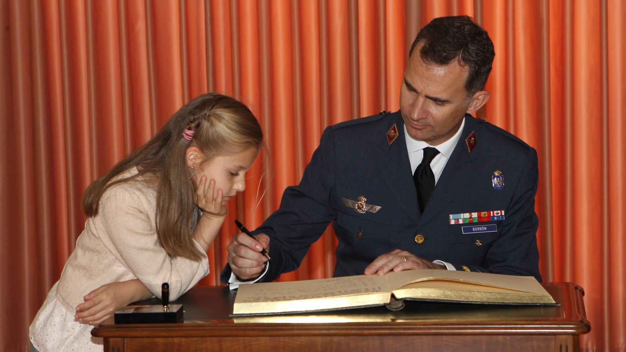 Prinzessin Leonor von Spanien und der damalige Kronprinz Felipe VI. von Spanien bei einer Gedenkfeier auf dem Luftwaffenstützpunkt San Javier in Murcia.