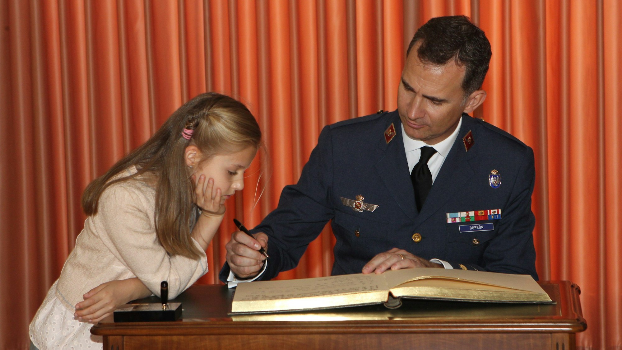 Prinzessin Leonor von Spanien und der damalige Kronprinz Felipe VI. von Spanien bei einer Gedenkfeier auf dem Luftwaffenstützpunkt San Javier in Murcia.