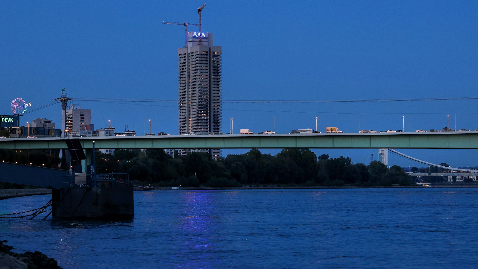 Blick auf die Zoobrücke und den Rhein am Abend, im Hintergrund ist das Axa-Hochhaus zu sehen