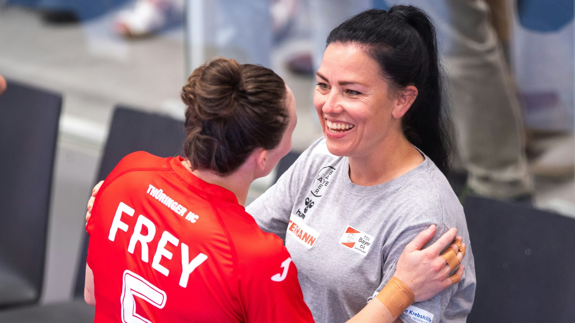 09/09/2023-Bad Langensalza: Handball / Frauen / 1. Bundesliga Frauen / Saison 2023-2024 / Salzhalle / 1. Spieltag / Thueringer HC - TSV Bayer 04 Leverkusen / im Foto: Sonja Frey #5 (Thüringer HC) und Co-Trainerin Svenja Huber (TSV Bayer 04 Leverkusen) nach dem Spiel (Foto: Sascha Fromm / Thueringer Allgemeine)