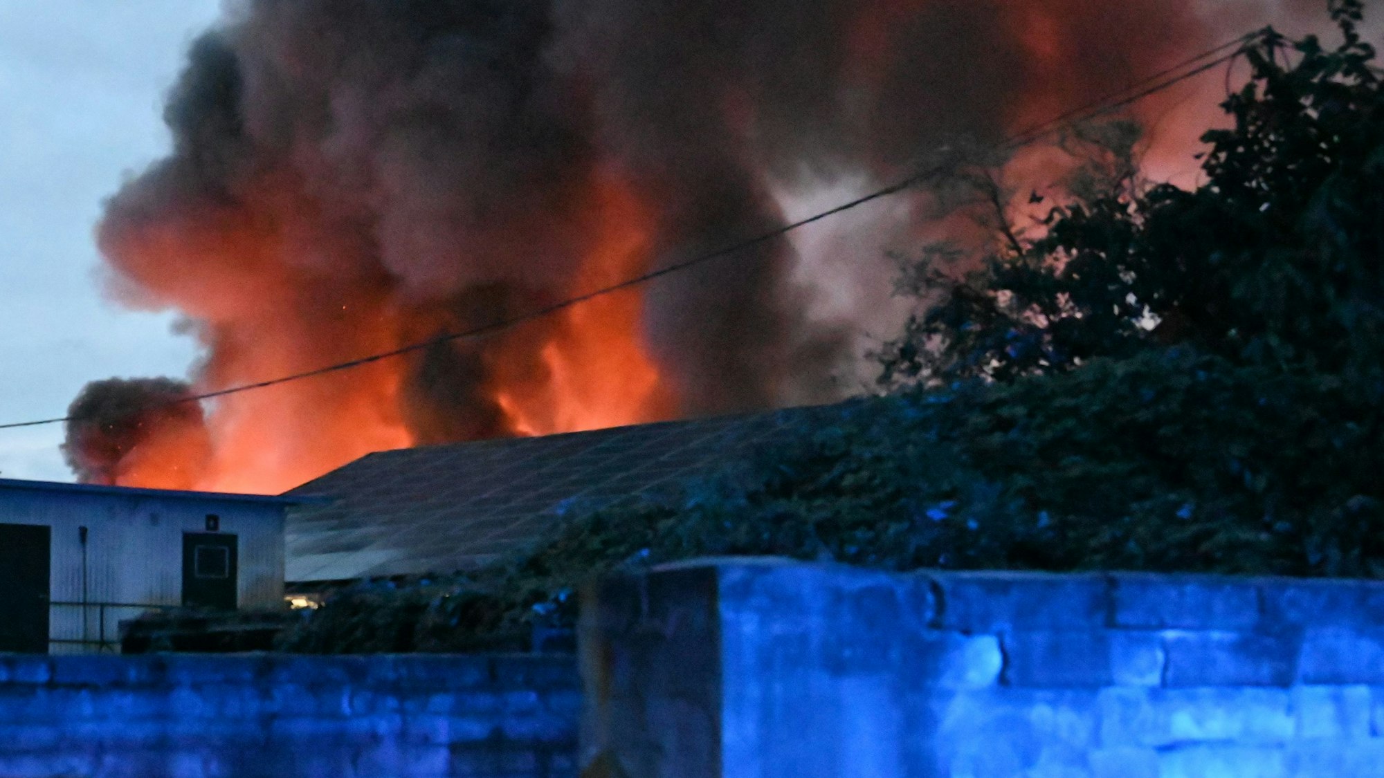 Das Bild zeigt eine brennende Lagerhalle.