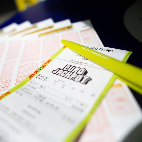 Lottoscheine mit der Aufschrift „Euro Jackpot“ liegen in einer Lotto-Annahmestelle.