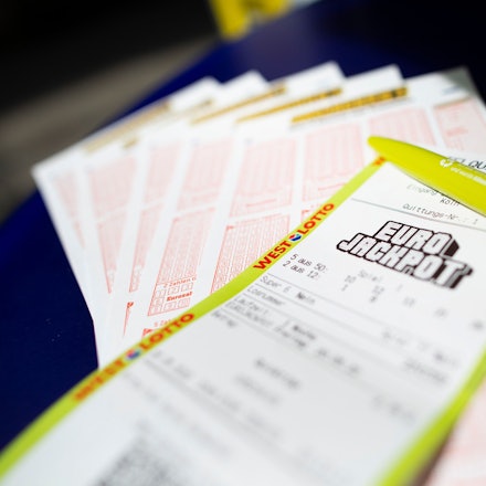 Lottoscheine mit der Aufschrift „Euro Jackpot“ liegen in einer Lotto-Annahmestelle.