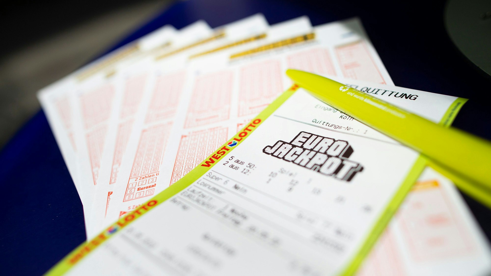 Lottoscheine mit der Aufschrift „Euro Jackpot“ liegen in einer Lotto-Annahmestelle.