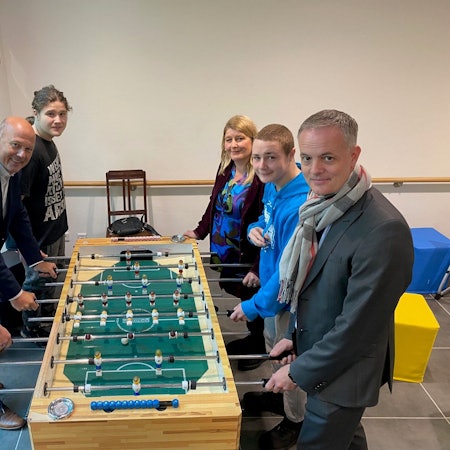 Zu sehen sind Schulleiterin Andrea Schmitt, Landrat Frank Rock, Kreisdirektor Michael Vogel, Schuldezernent Simon Schall (l.) sowie zwei Schüler der Montessori-Schule.