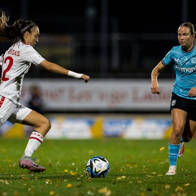 Natalia Padilla Bidas vom 1. FC Köln treibt den Ball im Derby gegen Bayer Leverkusen im Franz Kremer Stadion.