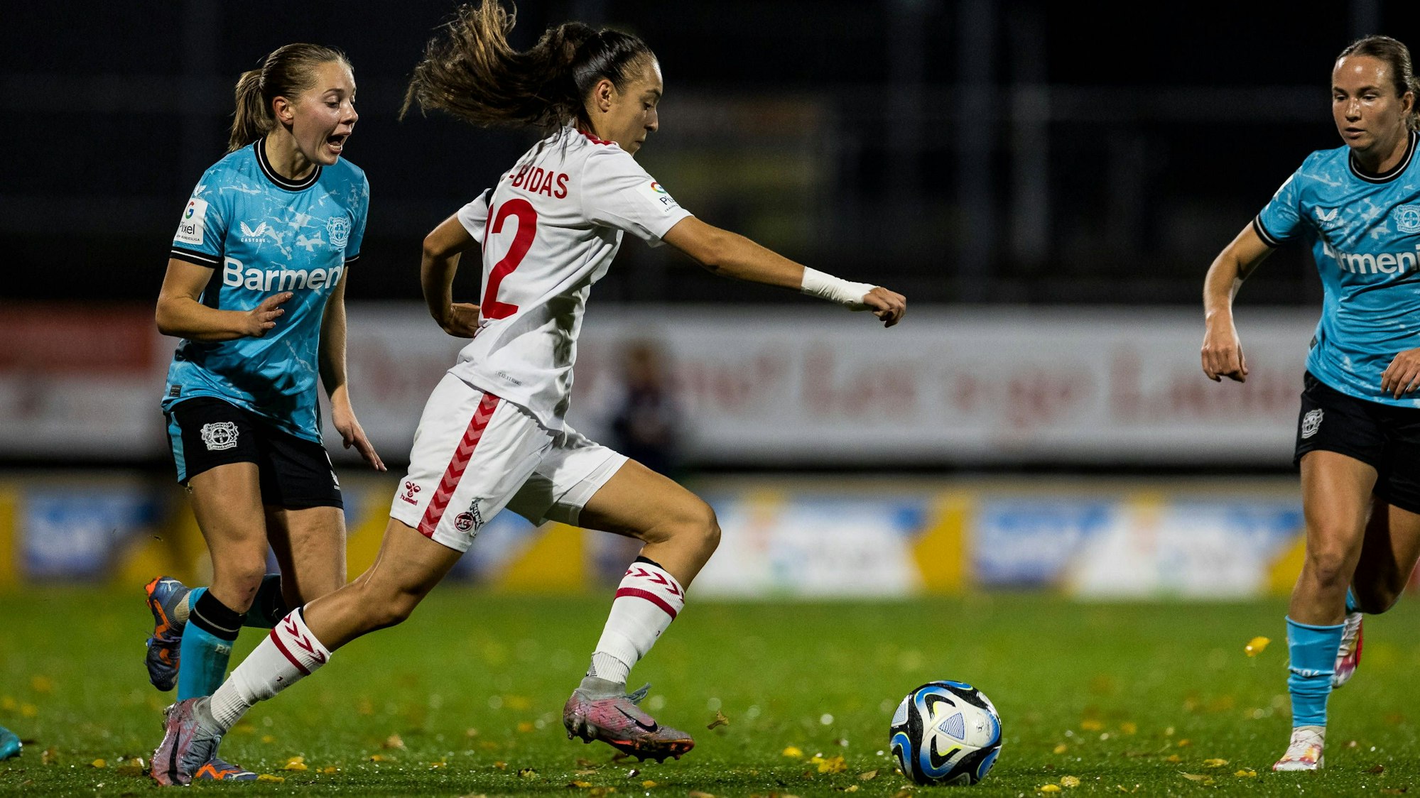 Natalia Padilla Bidas vom 1. FC Köln treibt den Ball im Derby gegen Bayer Leverkusen im Franz Kremer Stadion.