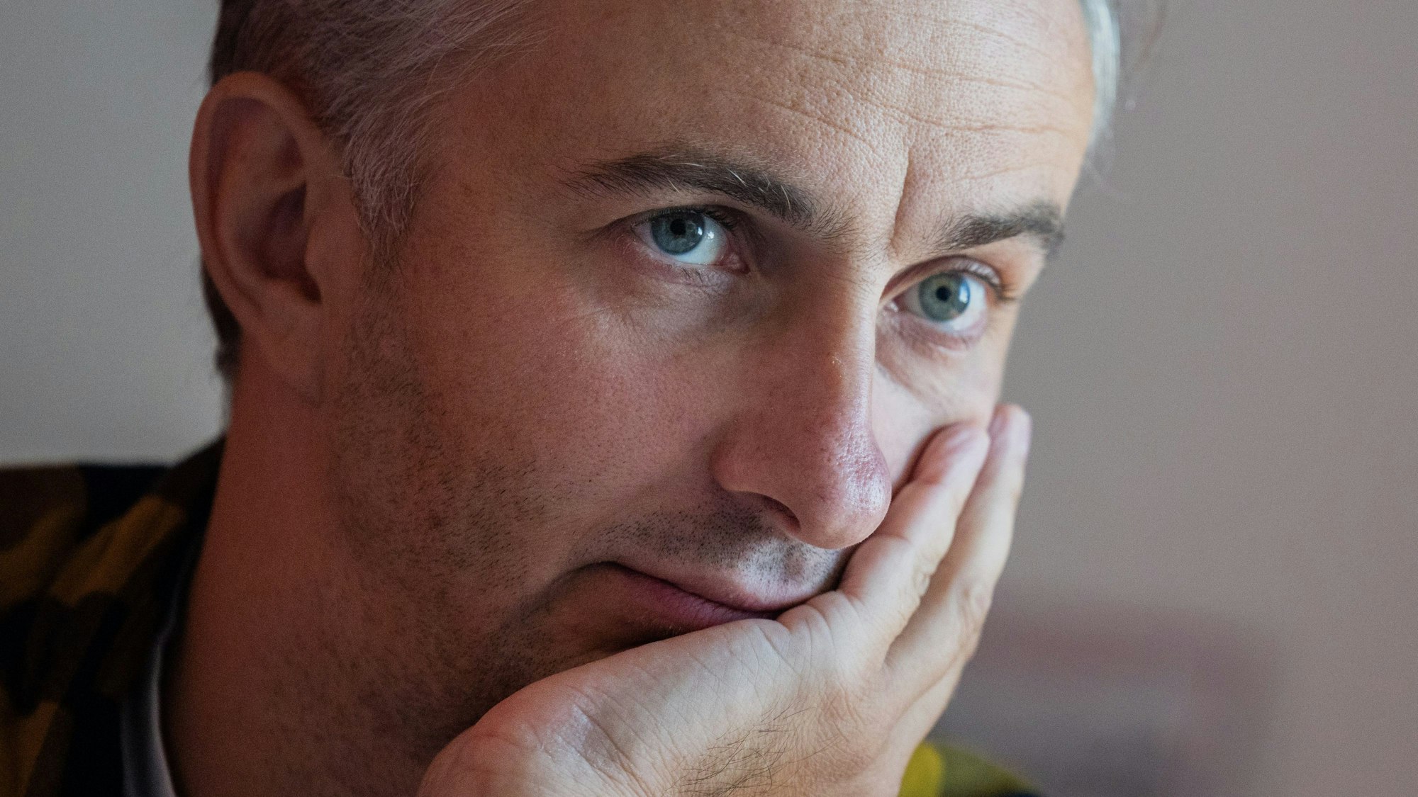 11.09.2023, Nordrhein-Westfalen, Köln: Jan Böhmermann, Moderator und Journalist, spricht während eines Interviews mit der dpa in seinem Büro in den Räumen von Studio Ehrenfeld.