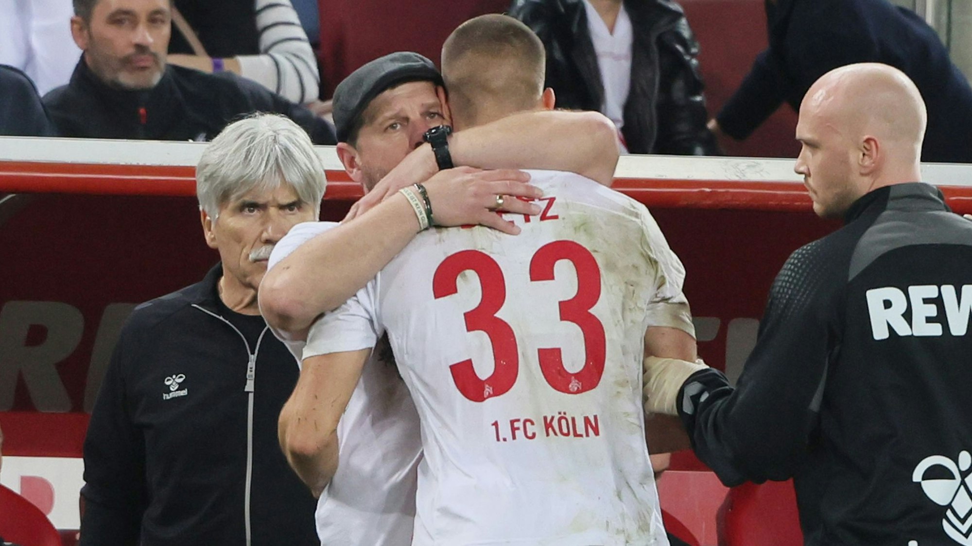 Vor einem Jahr tröstete Steffen Baumgart den schwer verletzten Florian Dietz.