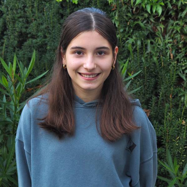 Mariana in ihrem Garten.