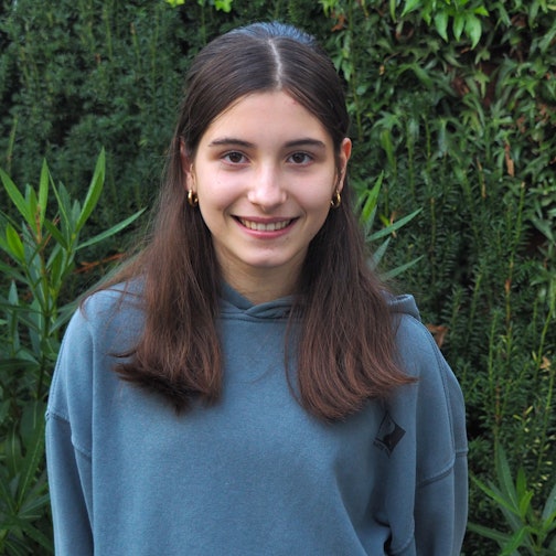 Mariana in ihrem Garten.