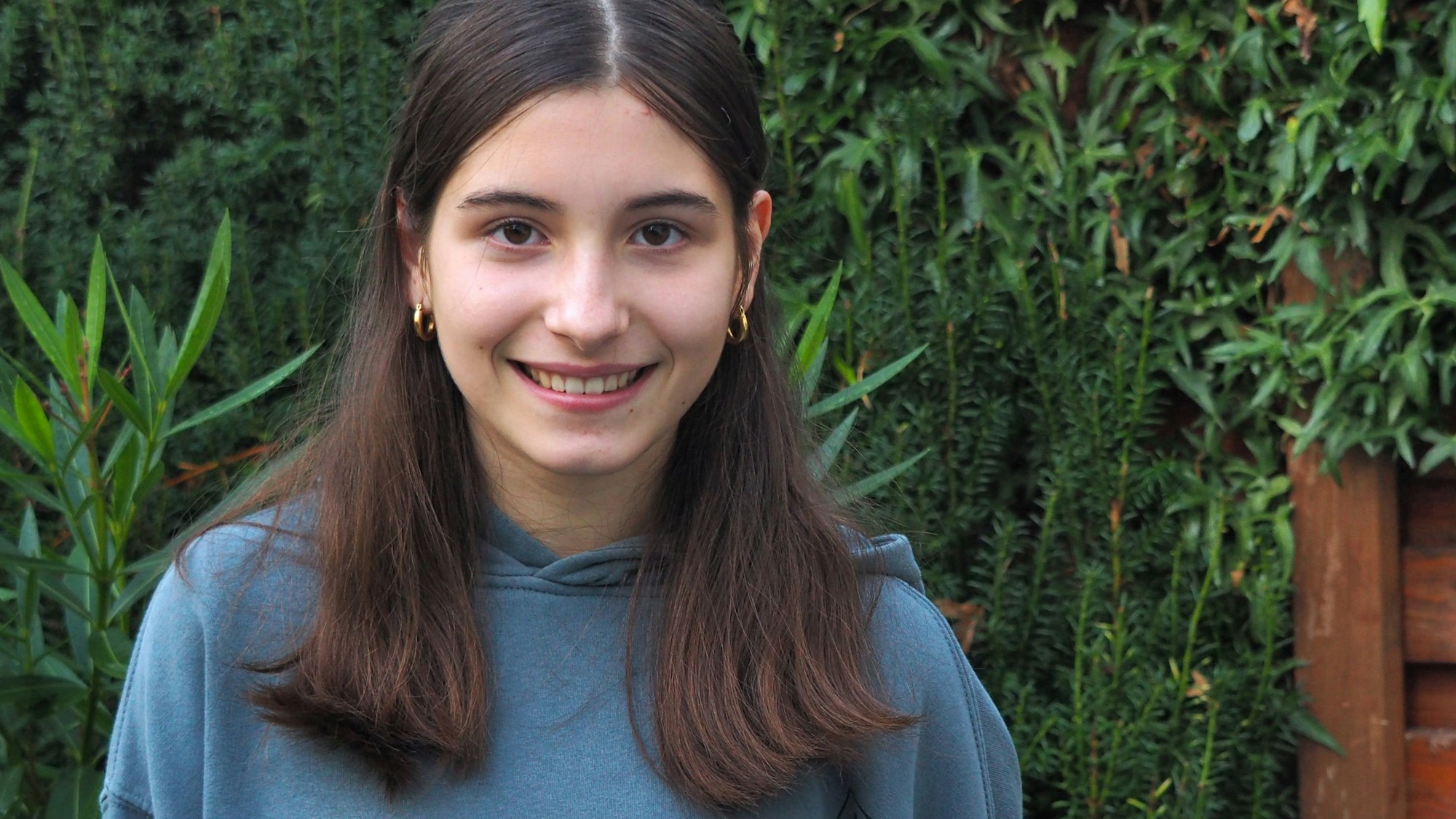 Mariana in ihrem Garten.