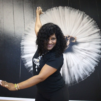 Tanzlehrerin Yiset Durant Veranes posiert in ihrer Tanzschule für die Kamera.