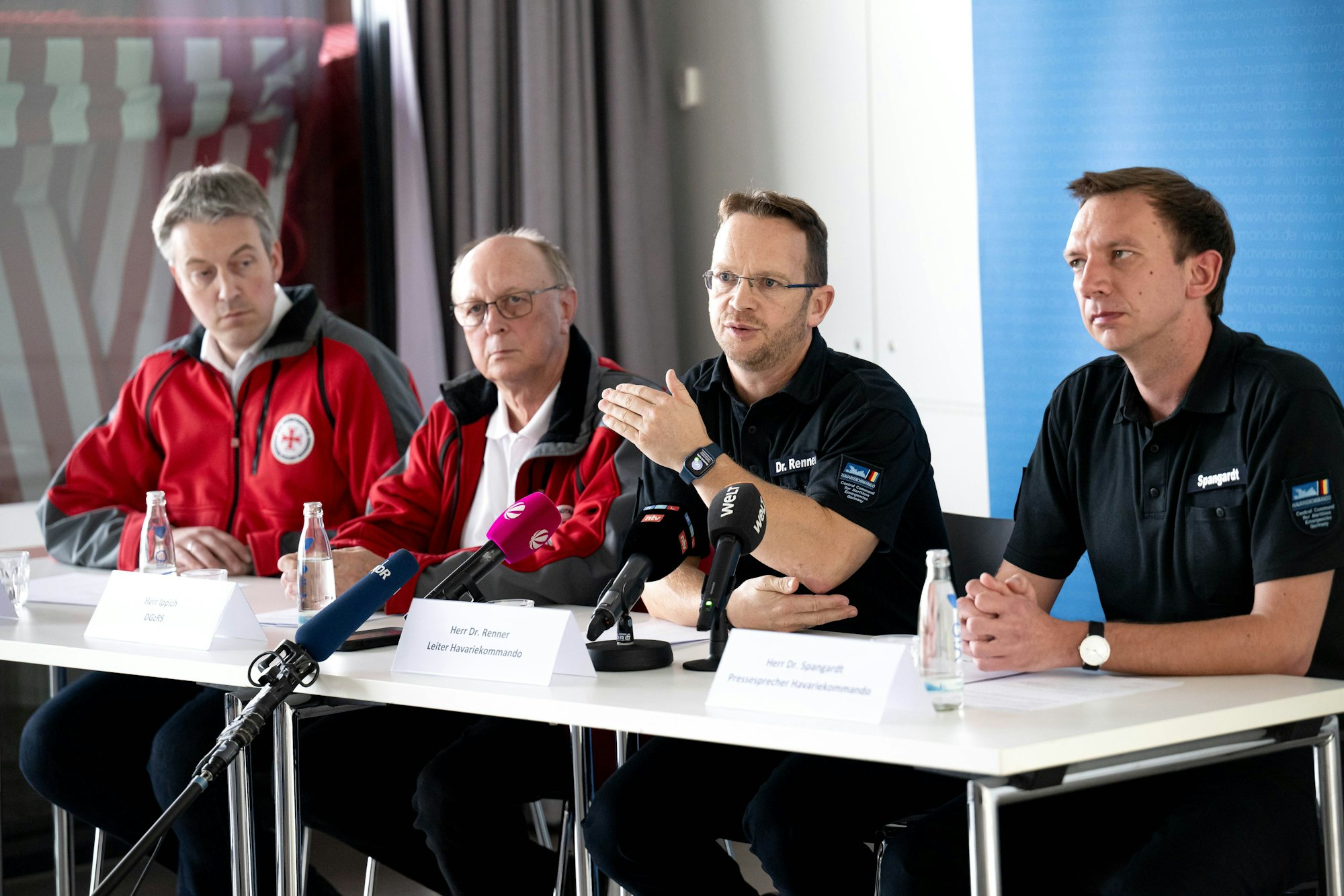 Sprecher und Verantwortliche von Rettungsorganisationen und Schiffsbetrieben sprechen über die das Nordsee-Unglück.