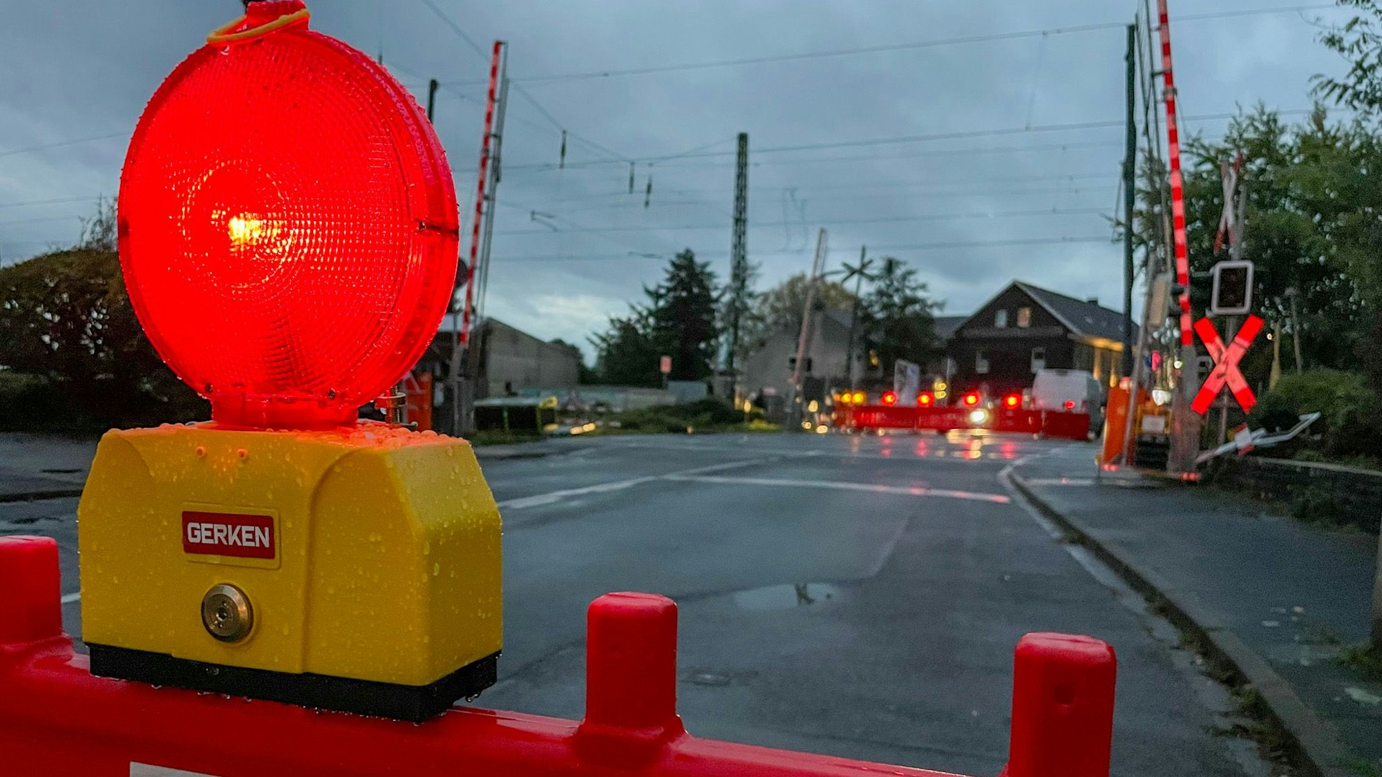 Autos kommen am Leichlinger Bahnübergang vorerst nicht mehr durch.