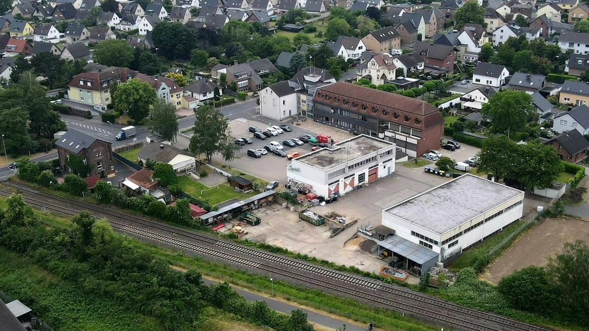 Luftaufnahme des Rathauses und des Bauhofs in Weilerwist an der Bonner Straße
