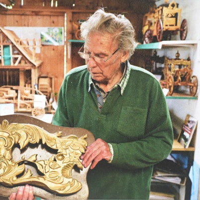 Günter Blömer mit einem Stück, das Arnold Schwarzenegger geschaffen hat.