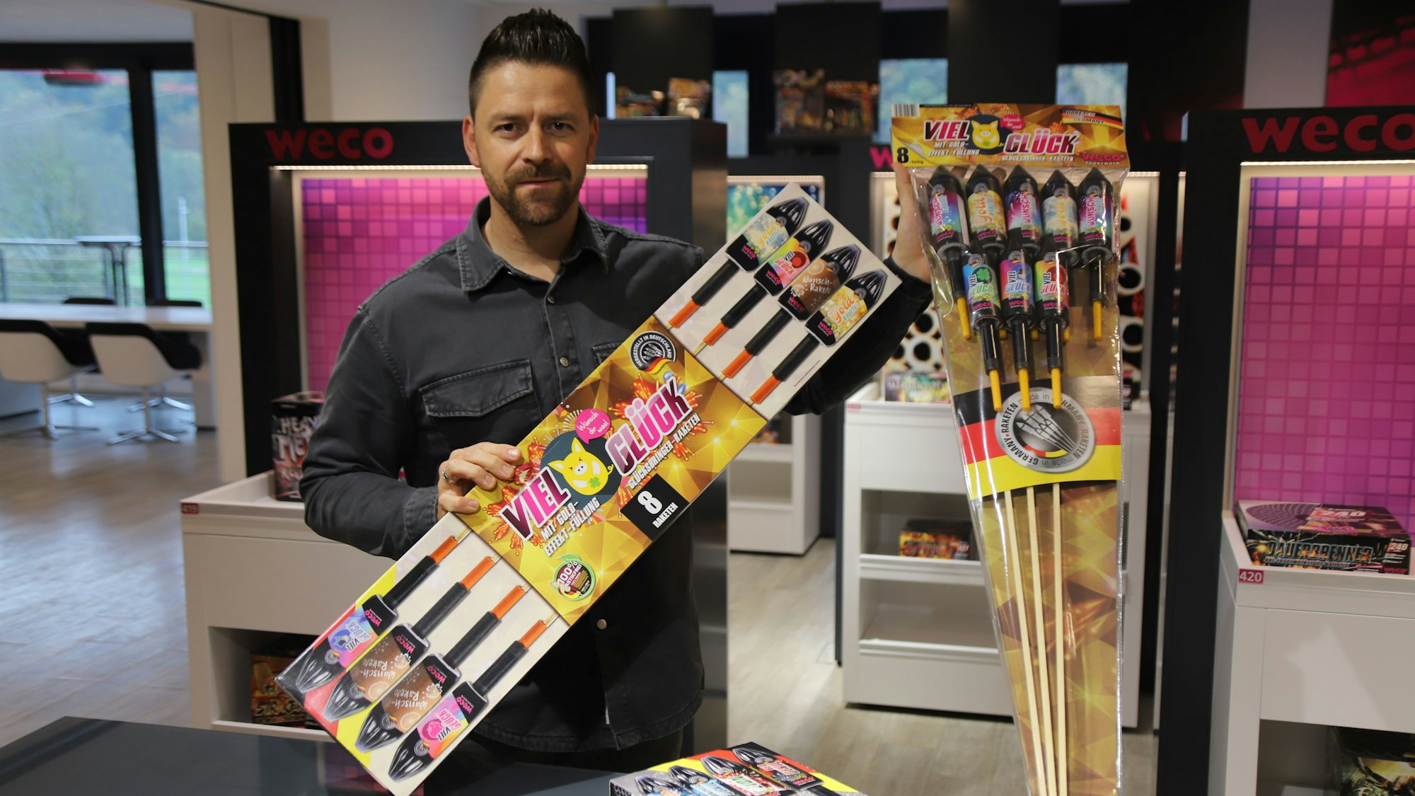Pressesprecher Oliver Gerstmeier zeigt bei Weco in Eitorf die unterschiedlichen Verpackungen: Der PVC-Beutel wird durch einen Karton ersetzt.