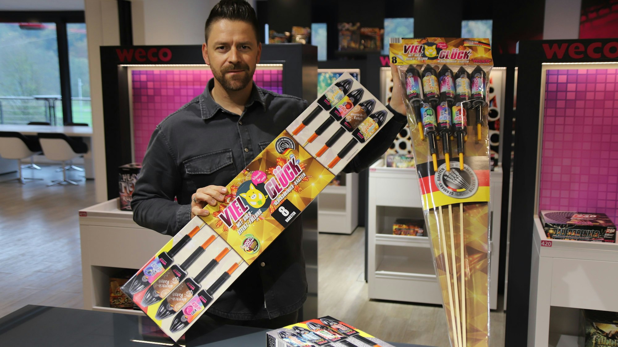 Pressesprecher Oliver Gerstmeier zeigt Raketen in der Verpackung.