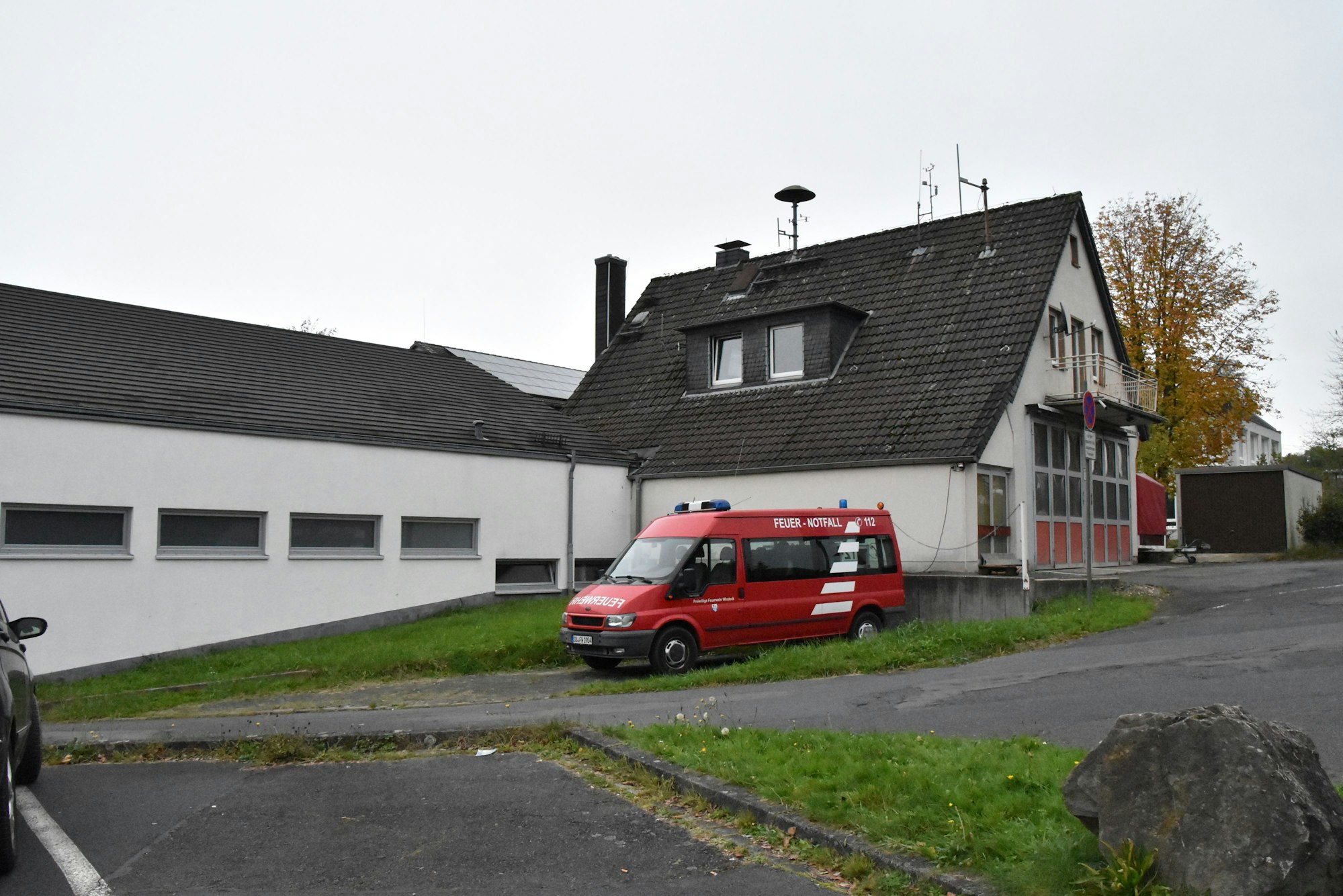 Ein Auto vor dem viel zu kleinen Feuerwehrhaus Windeck-Dattenfeld.