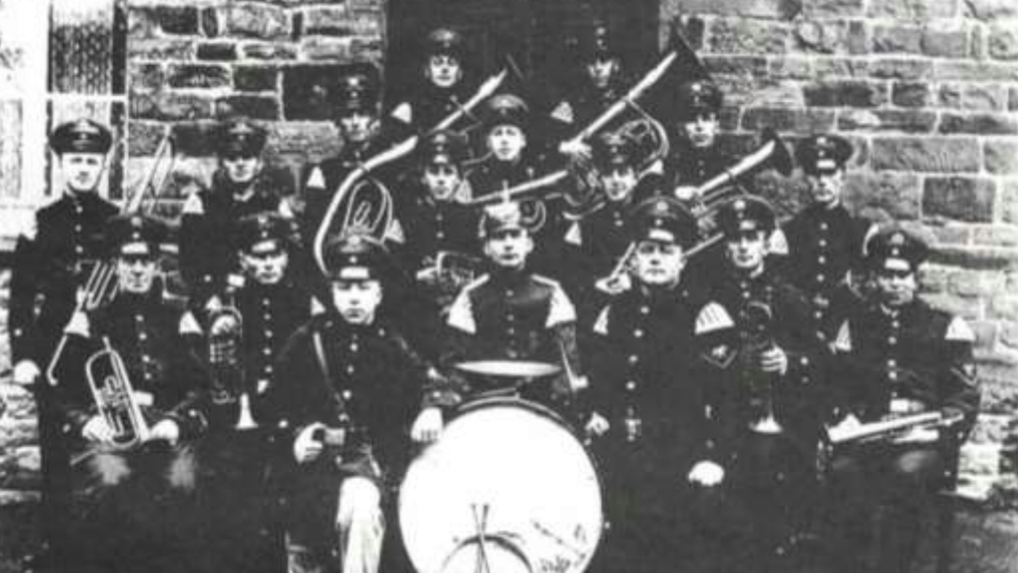 Ein historisches Gruppenbild von Musikern in Uniform.