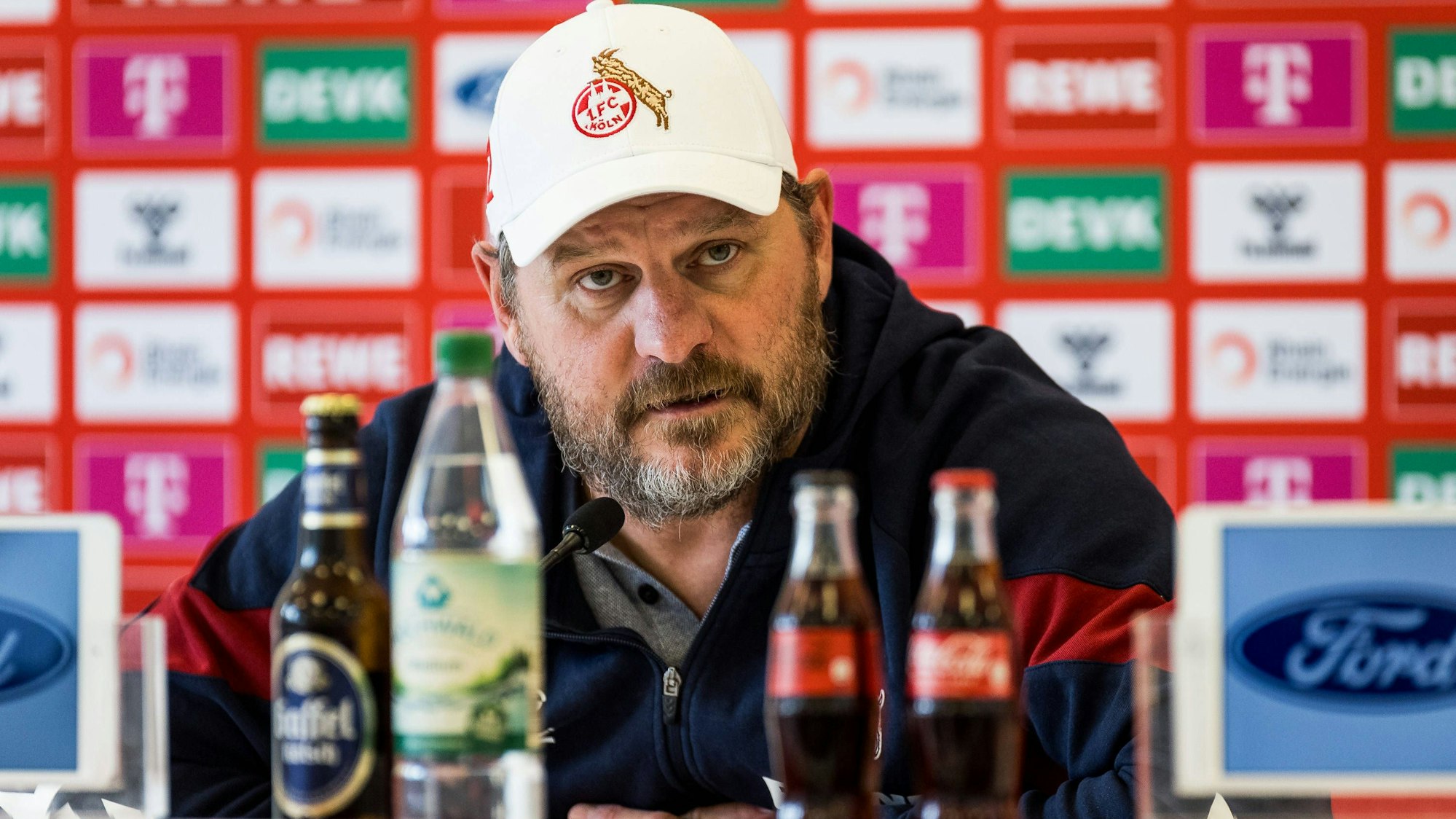 FC-Trainer Steffen Baumgart auf der Pressekonferenz vor dem Spiel in Leipzig.