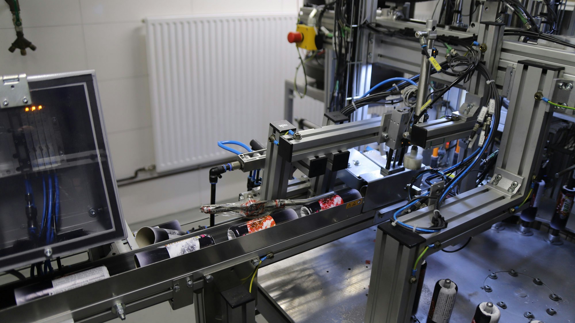 Raketen werden auf einem Förderband sortiert.