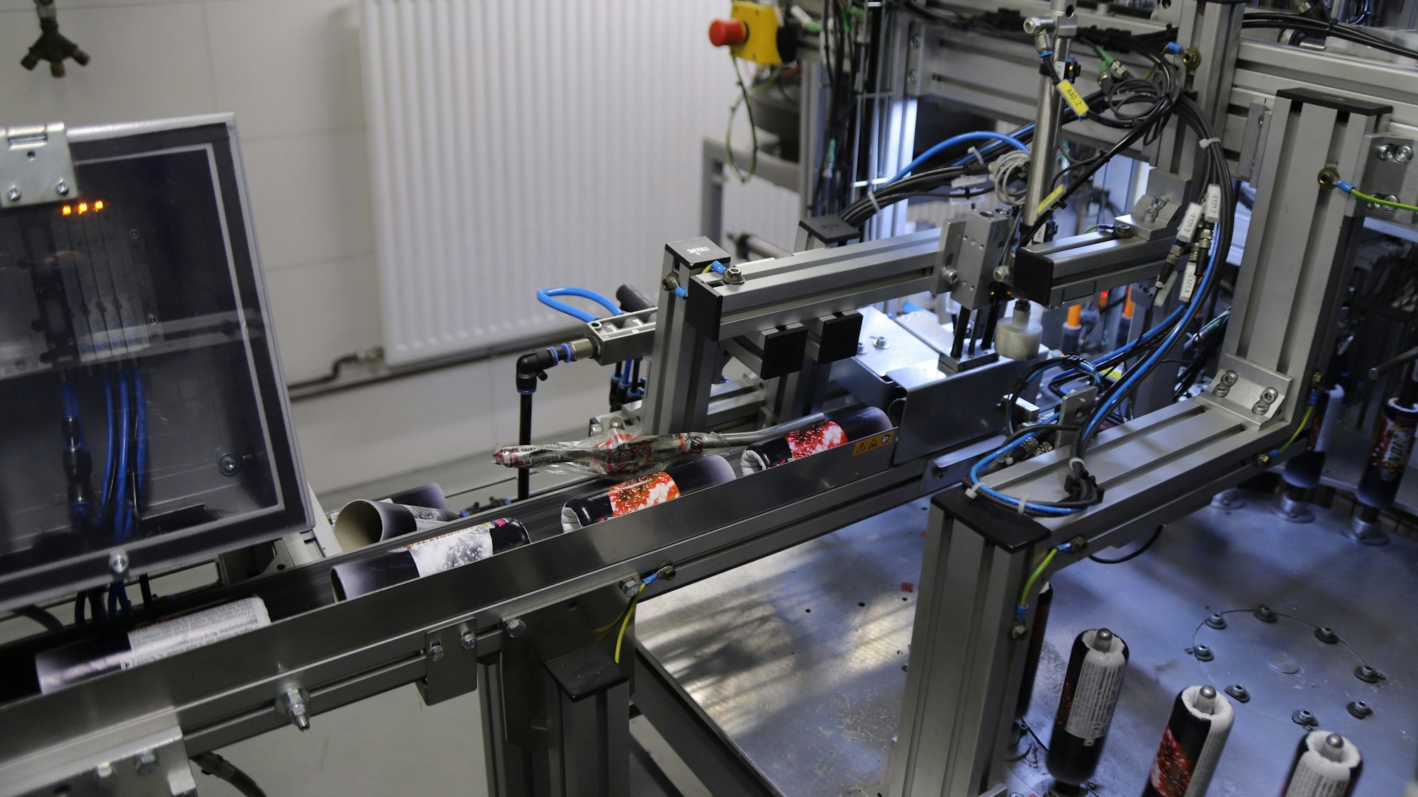 Bei Weco in Eitorf werden auch die Raketen plastikfrei gebaut, erstmals in der Geschichte des Uternehmens. Zunächst werden sie liegend sortiert und Raketenmotor sowie Zünder angesetzt.