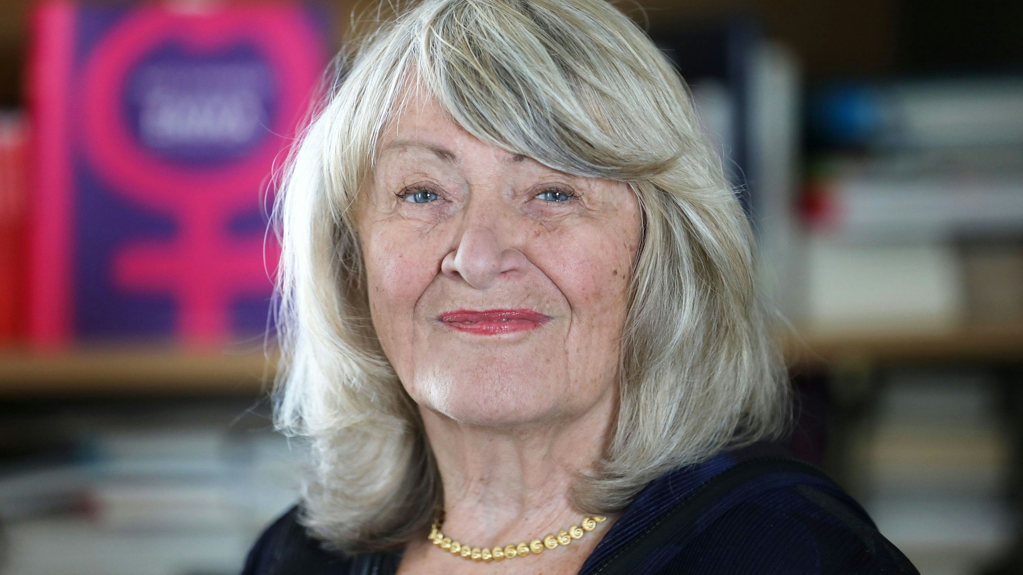 ARCHIV - 27.04.2021, Nordrhein-Westfalen, Köln: Alice Schwarzer, Journalistin, Publizistin und Gründerin, sowie Herausgeberin der Frauenzeitschrift Emma steht im Frauenmuseum in Köln.(zu dpa: «Alice Schwarzer sagt der „Trans-Mode“ den Kampf an») Foto: Oliver Berg/dpa +++ dpa-Bildfunk +++