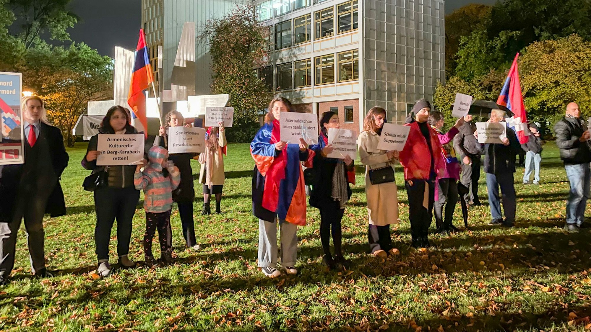 Rund 40 Armenier und Menschen, die sich mit ihnen solidarisieren, demonstrierten am Donnerstagabend vor dem Euro-League-Spiel gegen Qarabağ Ağdam.