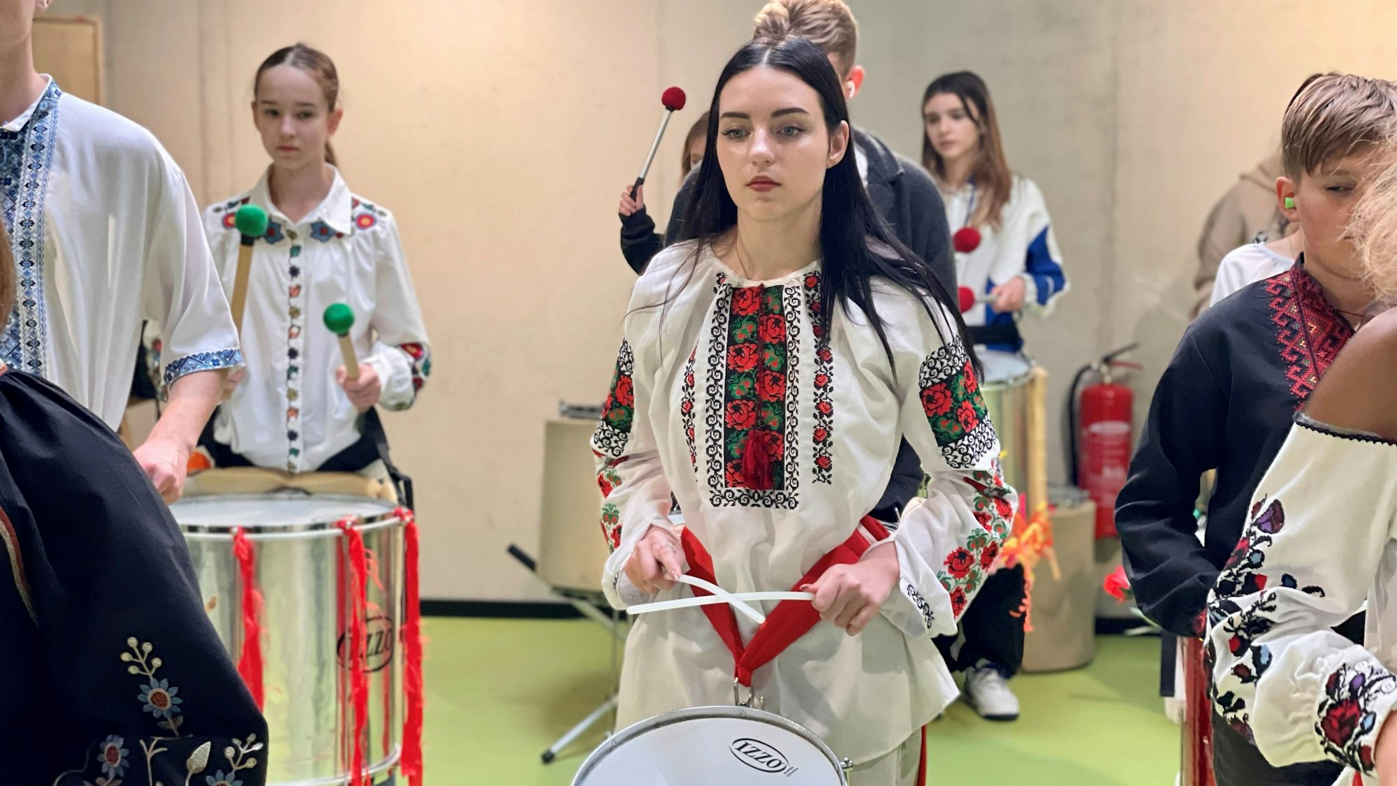 Ukrainische Schüler beim Samba-Trommel-Kurs im Hansa-Gymnasium in Köln