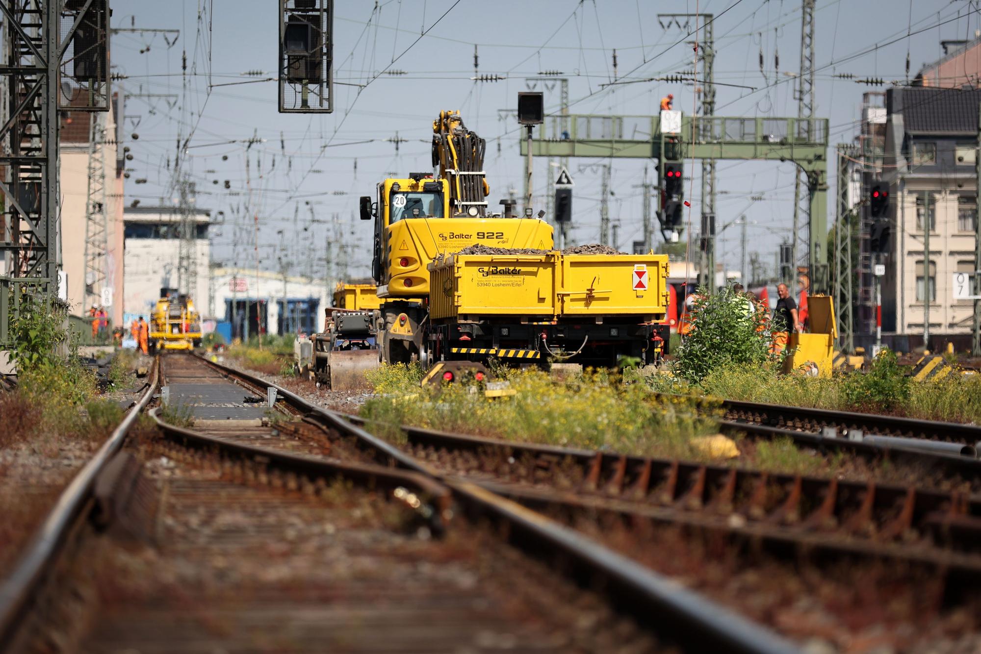 17.06.2023
Köln
Der Kölner Hauptbahnhof ist aufgrund der Zweiten Baustufe des elektronischen Stellwerk (ESTW) Köln Hbf tagsüber wegen Umrüstungsarbeiten für Fern- und Regionalverkehr geschlossen.
Foto: Martina Goyert