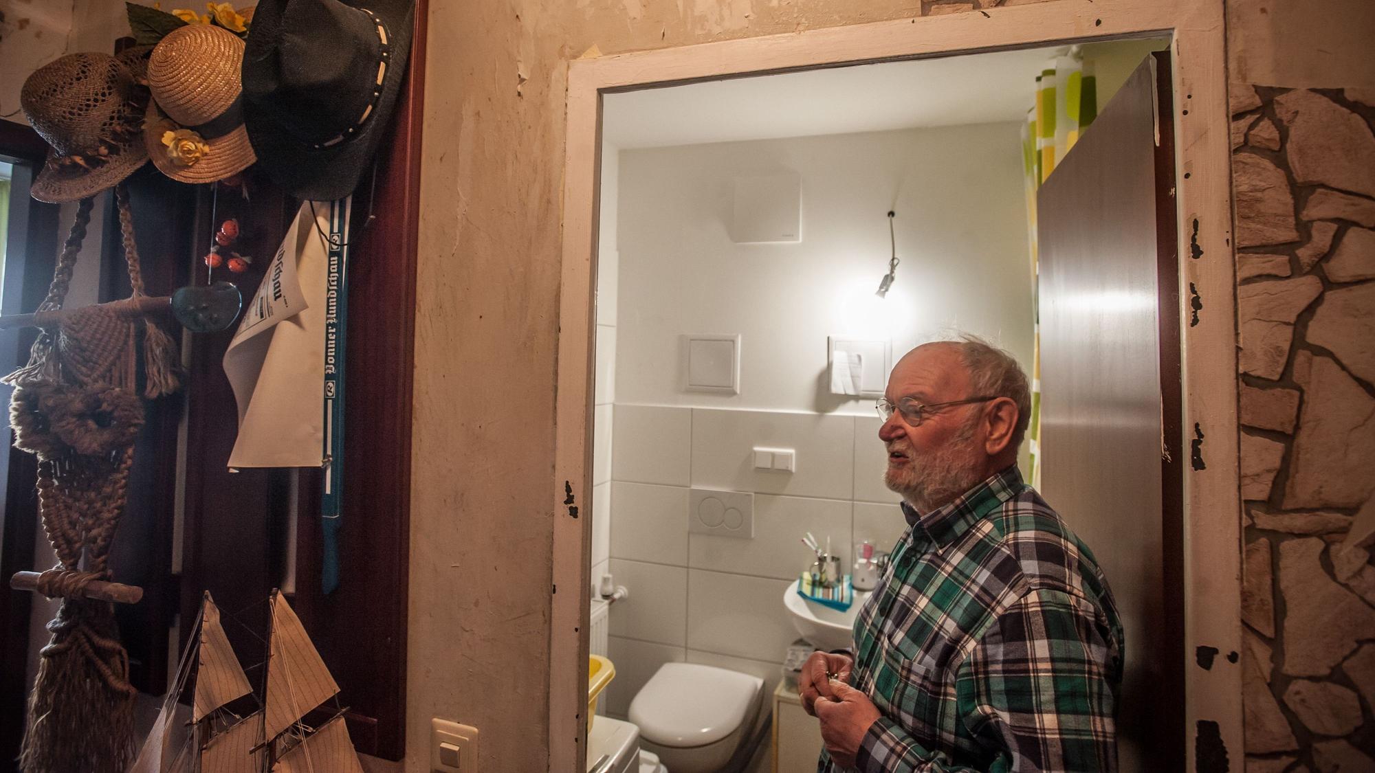 In der Wohnung von Hans-Dieter Gottschlich gab es vor einigen Jahren einen Wasserschaden, dessen Behebung lange dauerte.