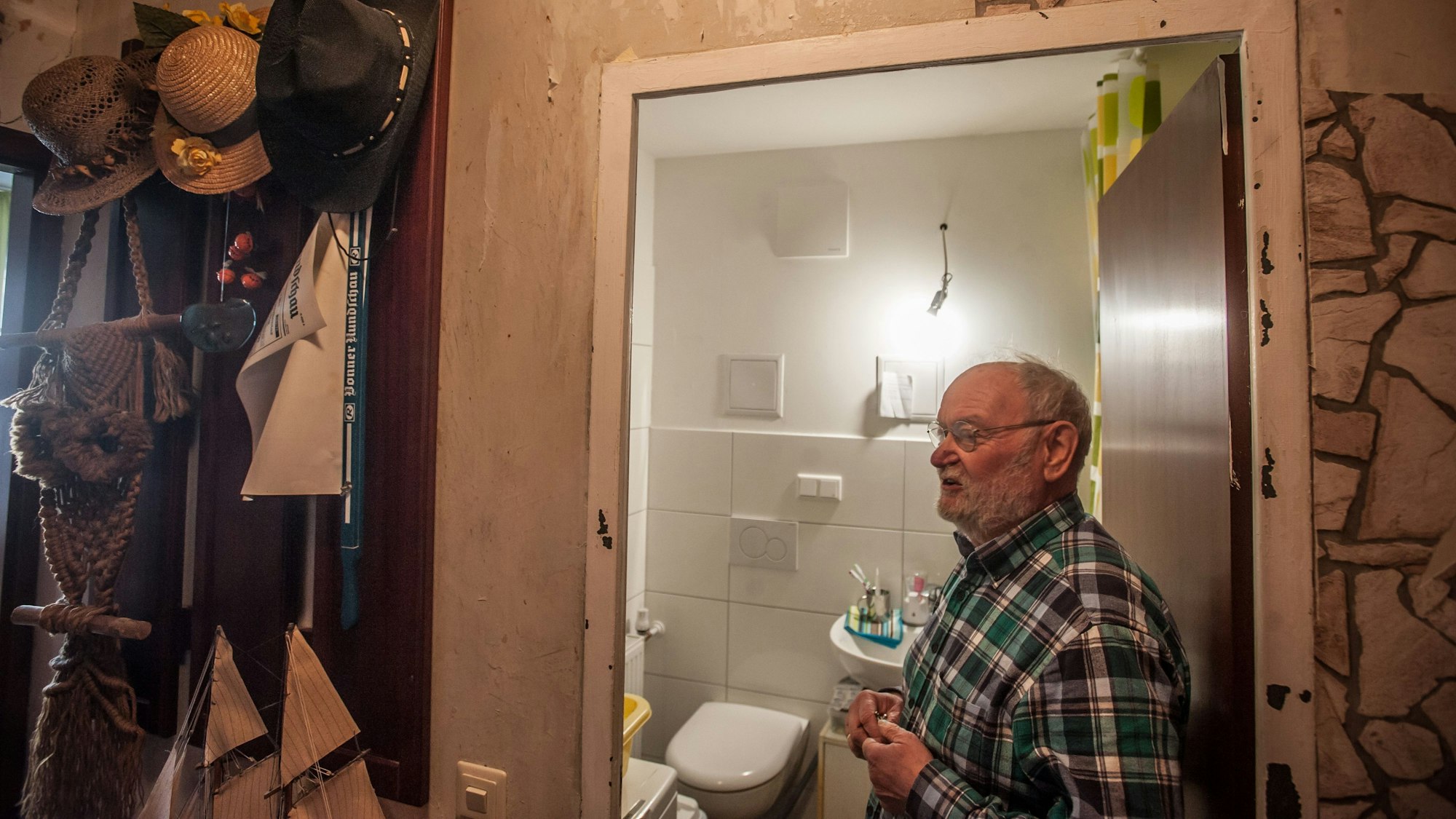 In der Wohnung von Hans-Dieter Gottschlich gab es vor einigen Jahren einen Wasserschaden, dessen Behebung lange dauerte.