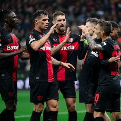 Leverkusens Odilon Kossounou (l-r), Granit Xhaka, Robert Andrich, Amine Adli, Torschütze Alejandro Grimaldo und Nathan Tella jubeln nach dem Treffer zur 2:1 Führung.