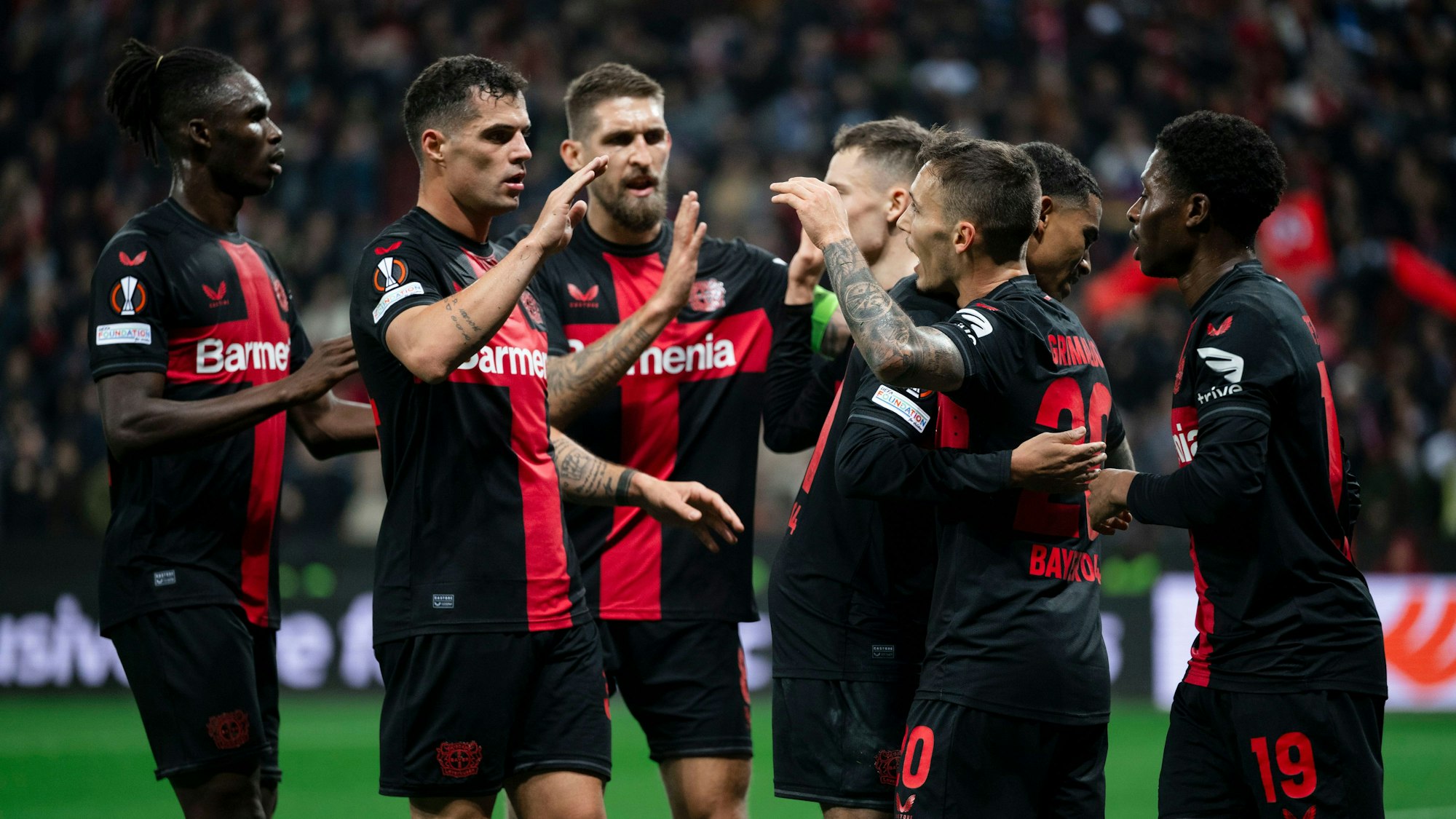 Leverkusens Odilon Kossounou (l-r), Granit Xhaka, Robert Andrich, Amine Adli, Torschütze Alejandro Grimaldo und Nathan Tella jubeln nach dem Treffer zur 2:1 Führung.