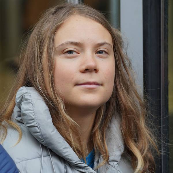 ARCHIV - 19.10.2023, Großbritannien, London: Die Klimaaktivistin Greta Thunberg demonstriert gemeinsam mit Demonstranten von Fossil Free London vor den Büros von J.P. Morgan in Canary Wharf, um den Gipfel des Energy Intelligence Forum (EIF) zu stören. Die schwedische Umweltaktivistin Thunberg hat an diesem Freitag statt zu einem Streik fürs Klima zu einem Streik für Solidarität mit den Palästinensern aufgerufen. (zu dpa "Thunbergs Aufruf zu Solidarität mit Palästinensern sorgt für Empörung") Foto: Lucy North/PA Wire/dpa +++ dpa-Bildfunk +++