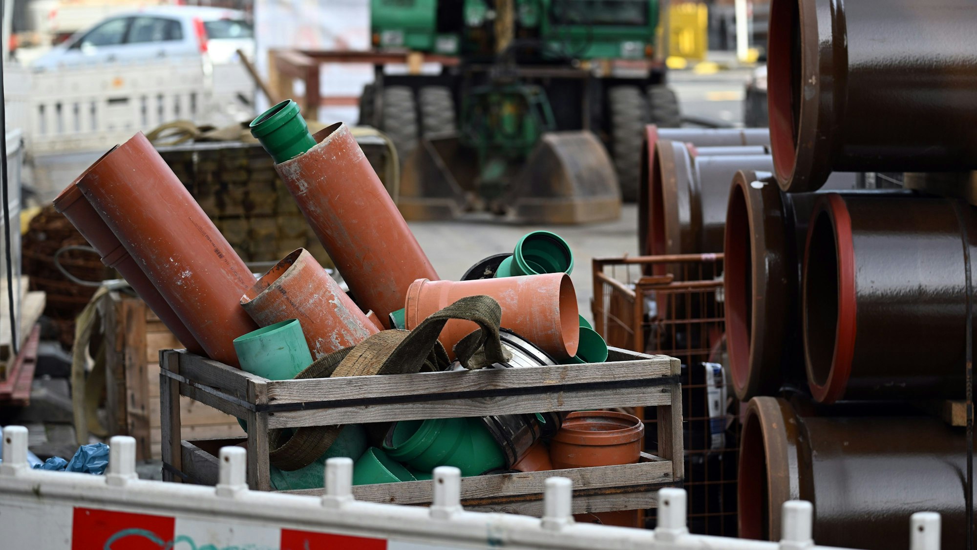 Autos fahren an einer Baustelle zur Kanalsanierung in der Düsseldorfer Friedrichstraße vorbei. (Symbolbild)