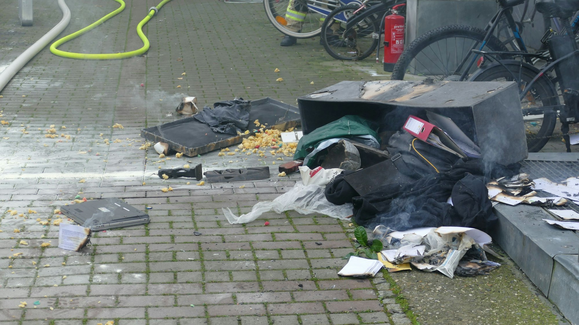 Qualmende Gegenstände liegen auf der Straße.