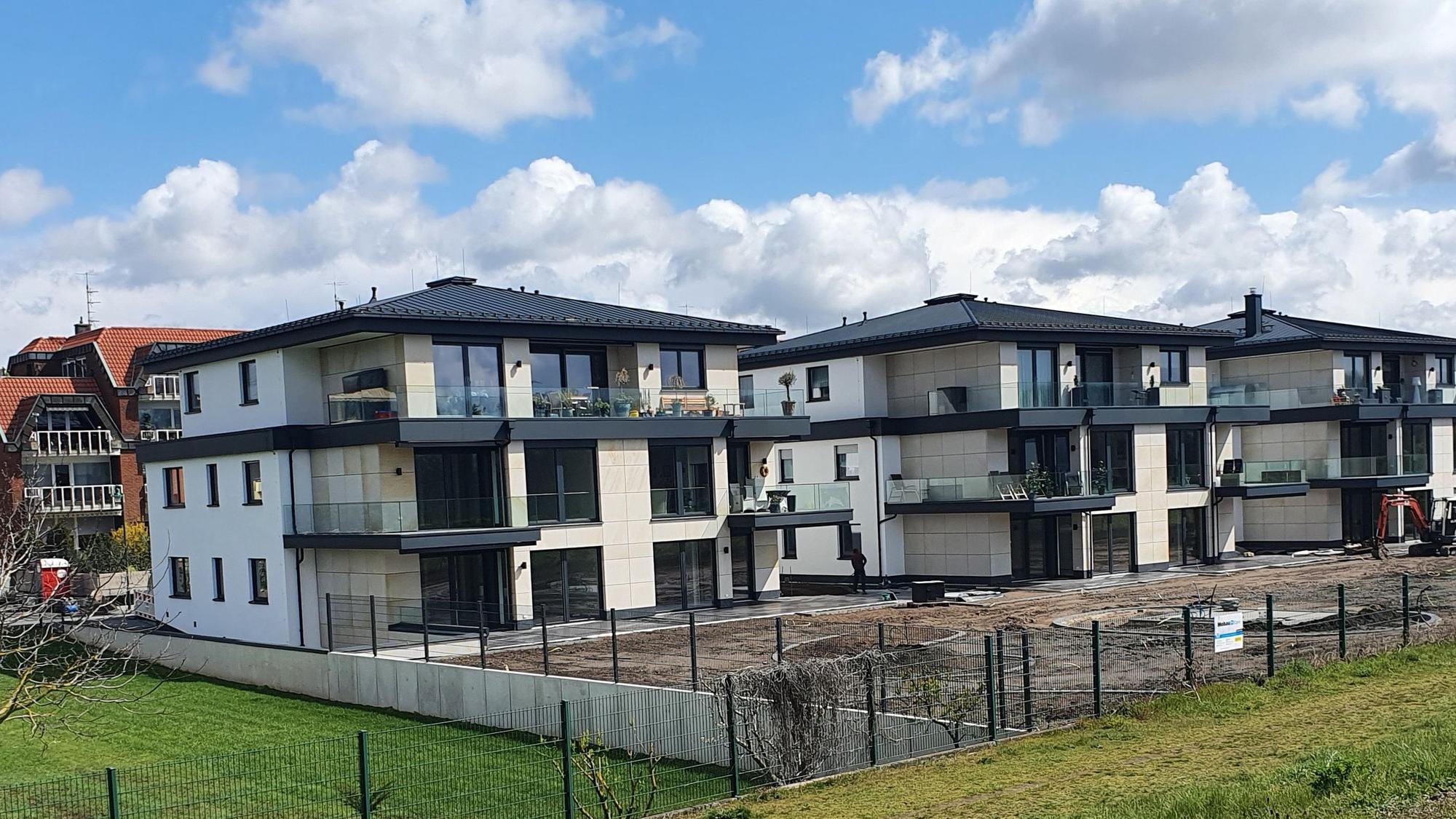 Neue Wohnhäuser in moderner Architektur.