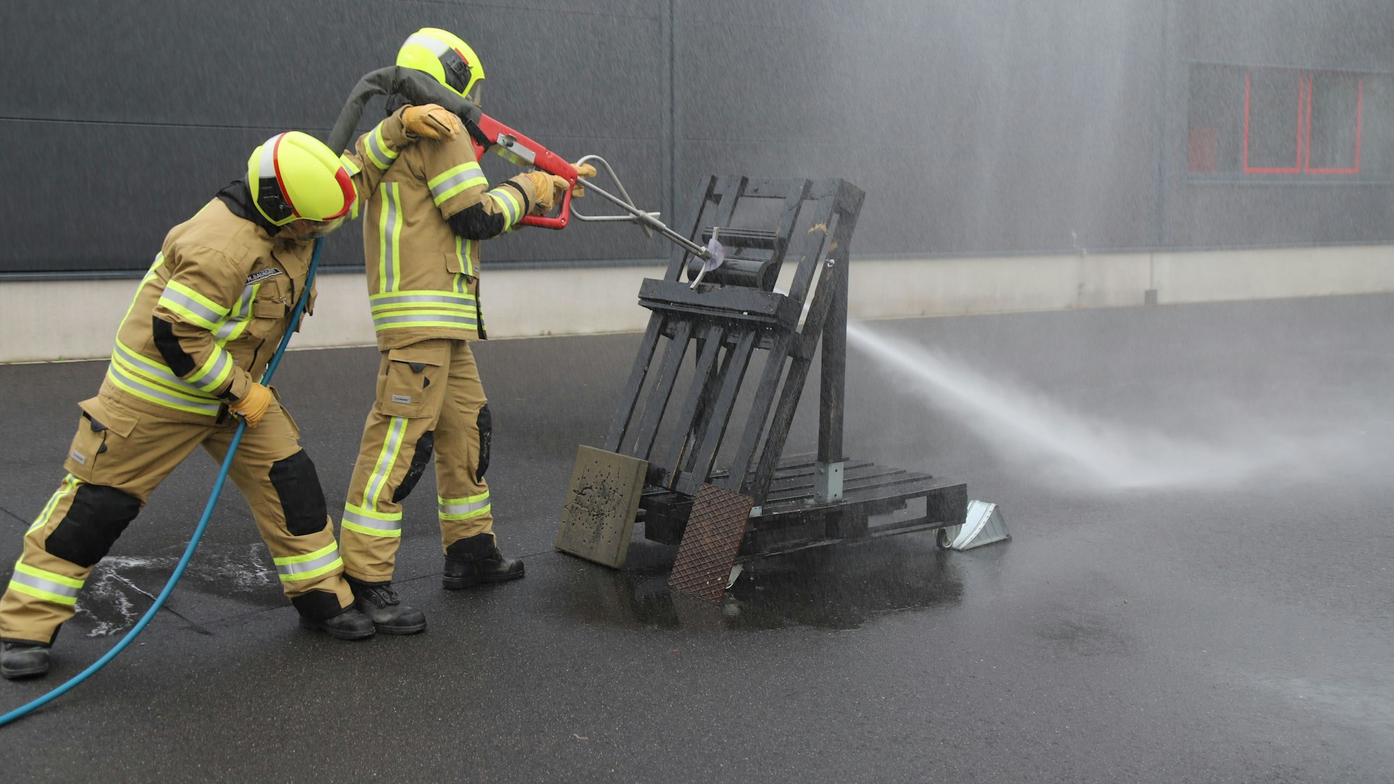 Die Feuerwehr Eitorf hat „Cold Cut Cobra“ angeschafft. Moritz Baumgart (l.) und Marcel Decker führen das Löschsystem vor, bei dem ein Wasserstrahl mit 300 bar Druck, zu dem ein Schleifmittel beigemischt wird, in Sekunden Stein und Stahl durchdringen kann.
