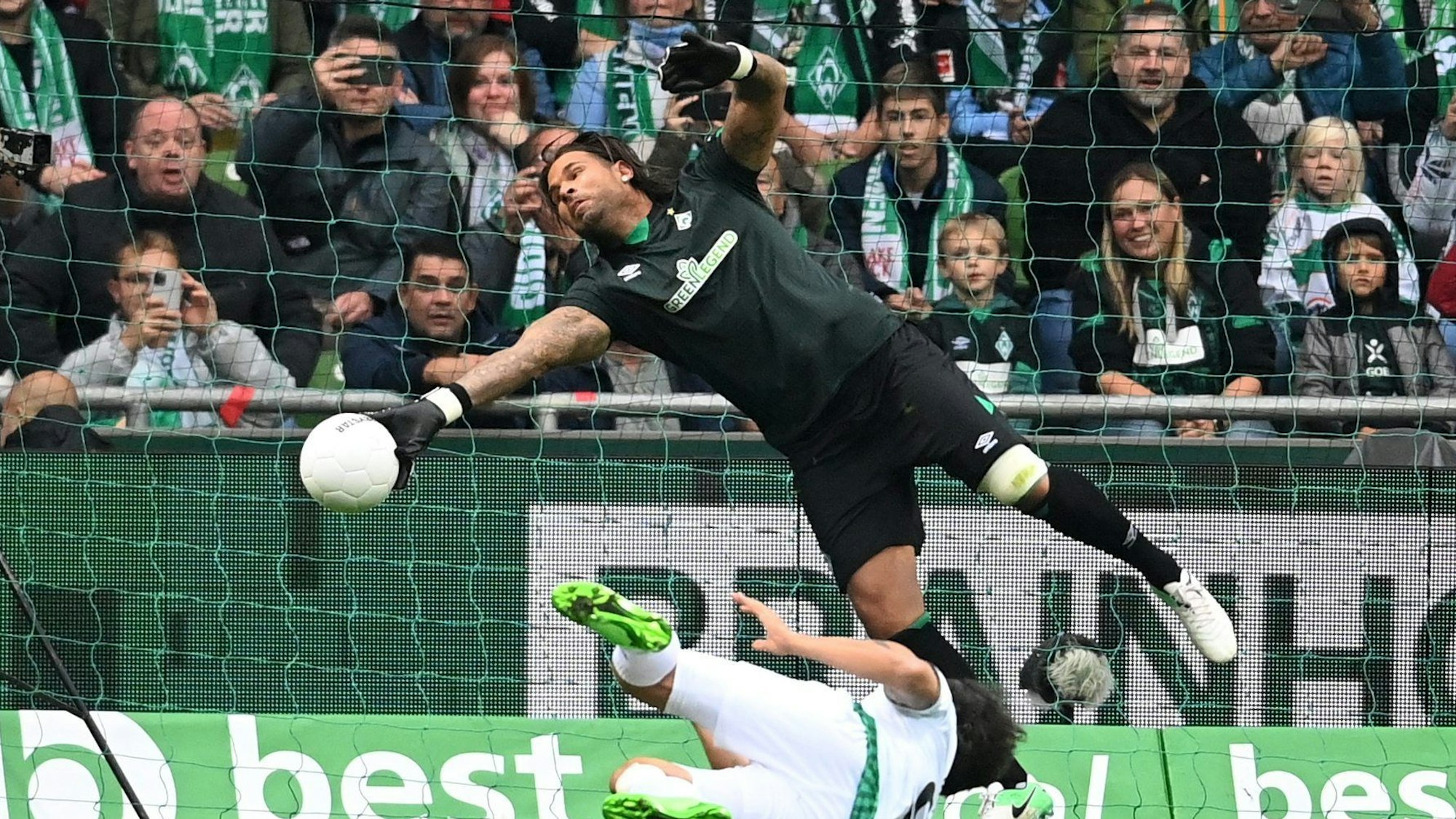Abschiedsspiel von Claudio Pizarro im Wohninvest Weserstadion. Torhüter Tim Wiese (hinten) vom Team Werder Bremen pariert einen Schuss von Nelson Valdez vom Team Claudios Amigos.