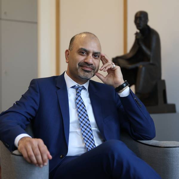 Der neue Uni-Rektor Joybrato Mukherjee
im Rektoratsbüro. Im Hintergrund ist eine Statur von Albertus Magnus zu sehen, dem Namenspatron der Uni Köln.