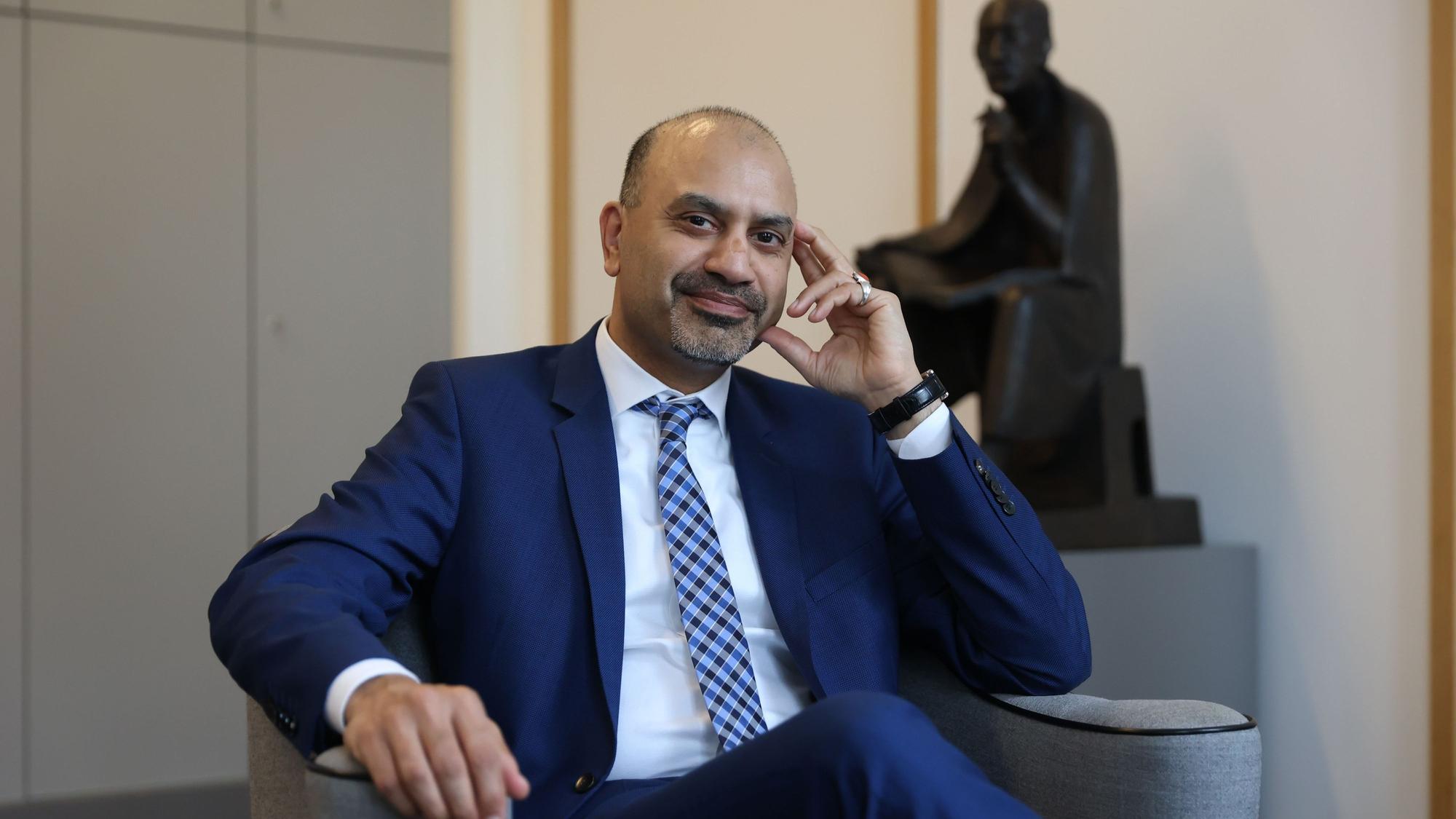 Professor Dr. Joybrato Mukherjee ist seit dem 1. Oktober 2023 Rektor der Universität zu Köln.