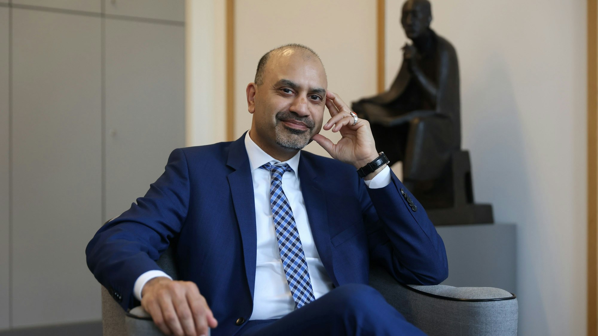 Professor Dr. Joybrato Mukherjee ist seit dem 1. Oktober 2023 Rektor der Universität zu Köln.