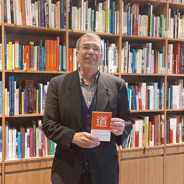 Der Autor Michael Wittschier Kölsches mit seinem neuen Buch.
